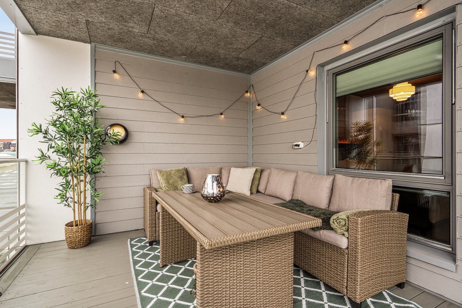 Uteplassen er overbygget, noe som gir ly for vær og vind. Galleribilde