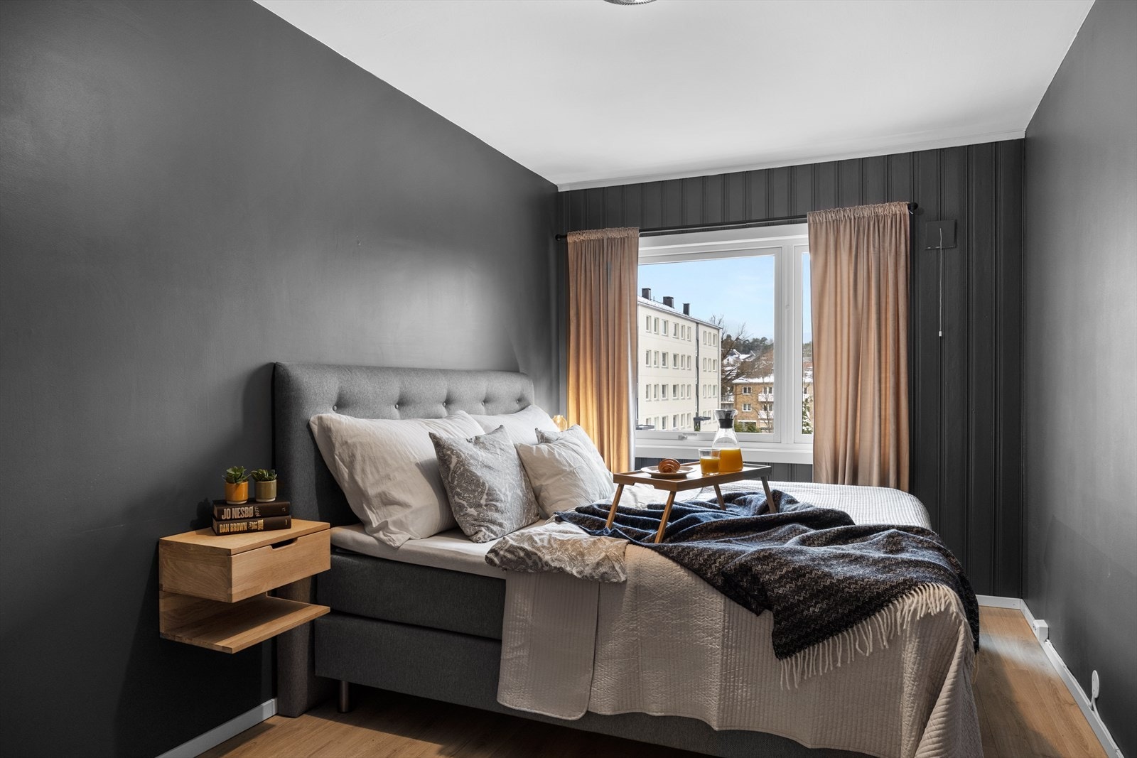 Hovedsoverommet er av særdeles god størrelse med plass til en dobbeltseng og tilhørende nattbord. Galleribilde