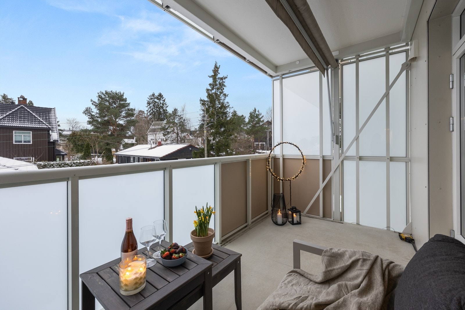 Balkongen er romslig med en størrelse på 6m² og har markise fra ca. 2019 i forbindelse med balkongfornyelsen. Her er det pass til sittegruppe og elektrisk grill for fine sommerdager. Galleribilde