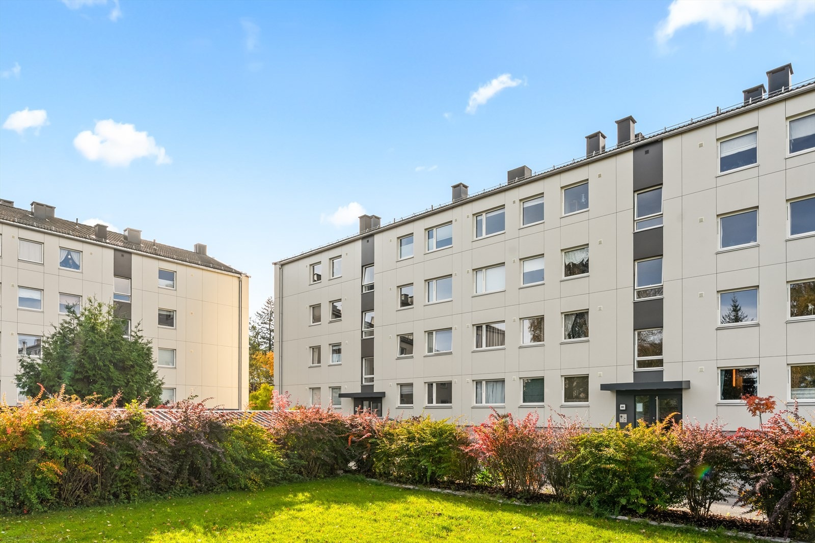 Fra boligen er det kun få minutters gangavstand til både matbutikk og kollektivtransport (t-bane og buss), Ekebergsletta, samt Lambertseter Senter med et bredt utvalg av servicetilbud som bla. Symra Kino og hyggelige kaféer & spisesteder. Galleribilde