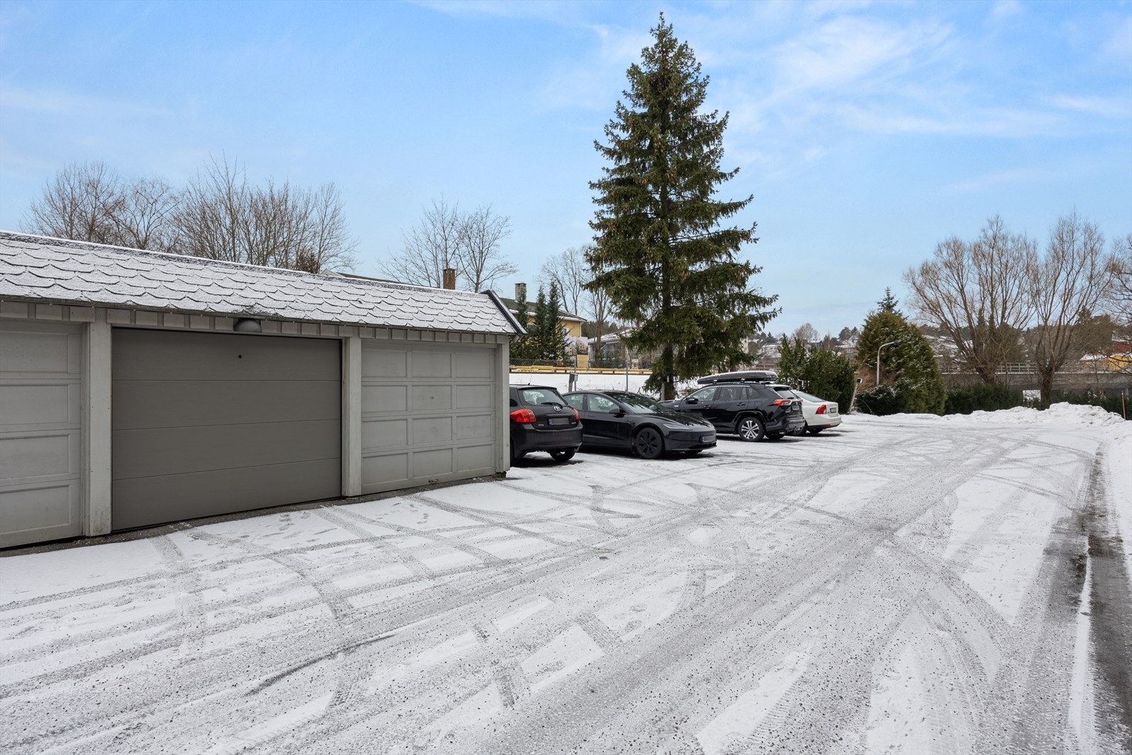 Når garasjeplass eller parkeringsplass blir ledig, tildeles den etter ansiennitet på ventelister der andelseiere har fortrinnsrett. Galleribilde