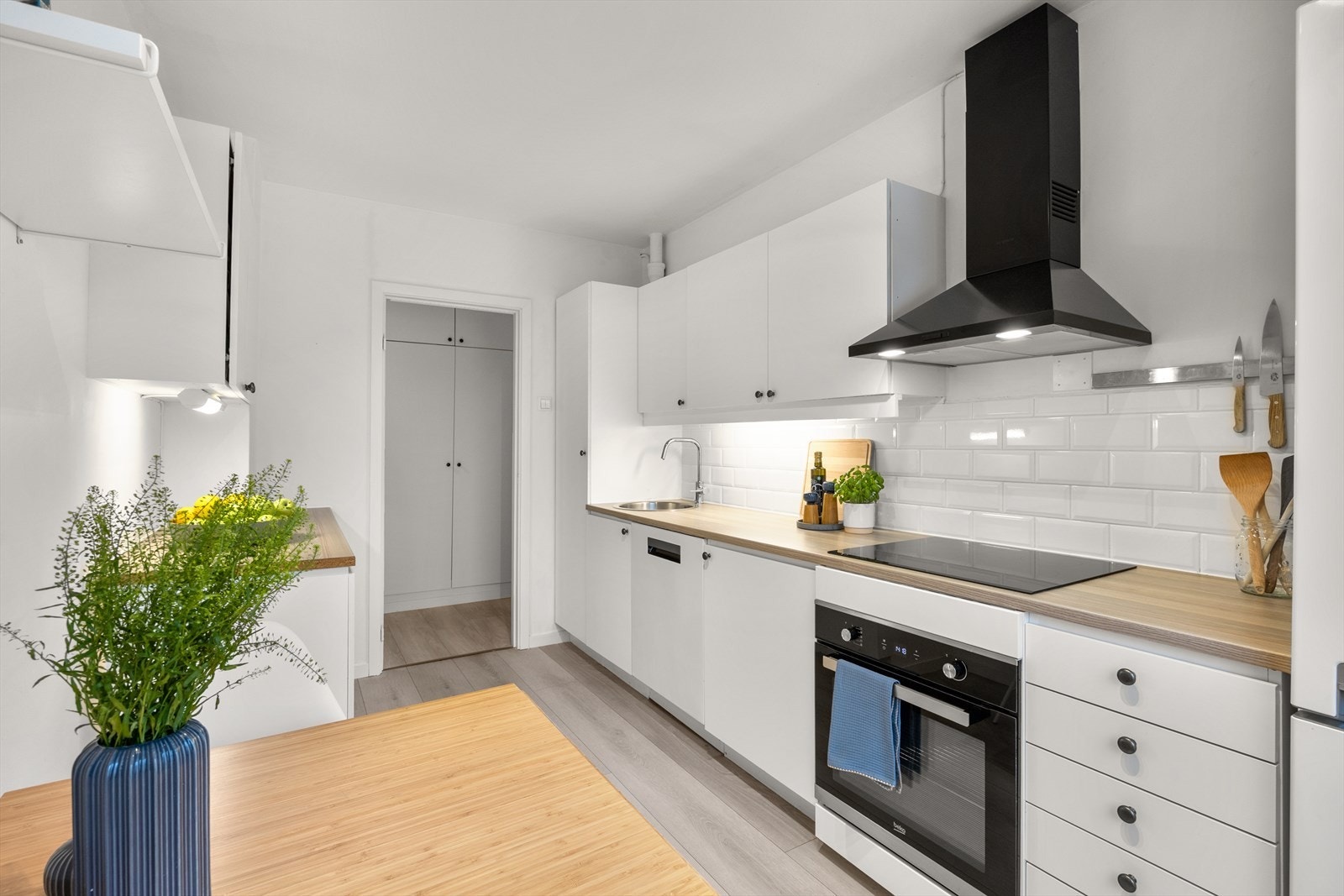 Hvitevarer som induksjonstopp, stekeovn, oppvaskmaskin og kjøl - og fryseskap medfølger. Galleribilde