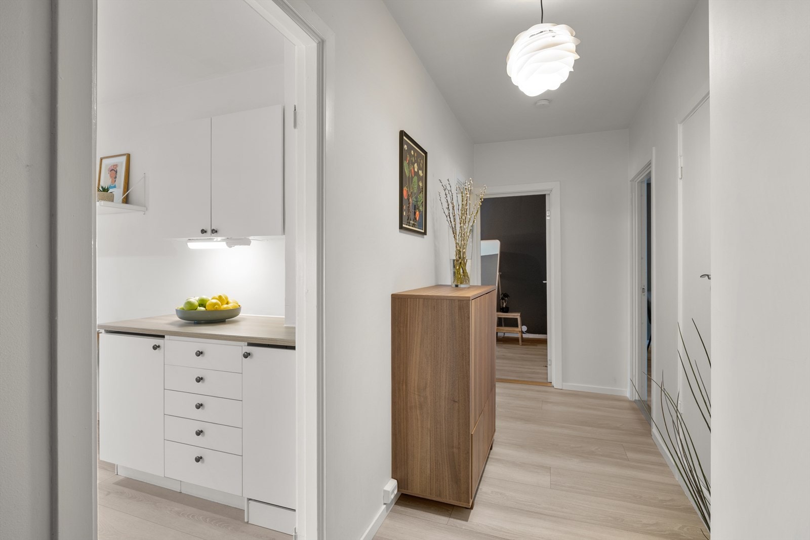 Enkel ankomst til boligen beliggende i bygningens andre etasje. Galleribilde