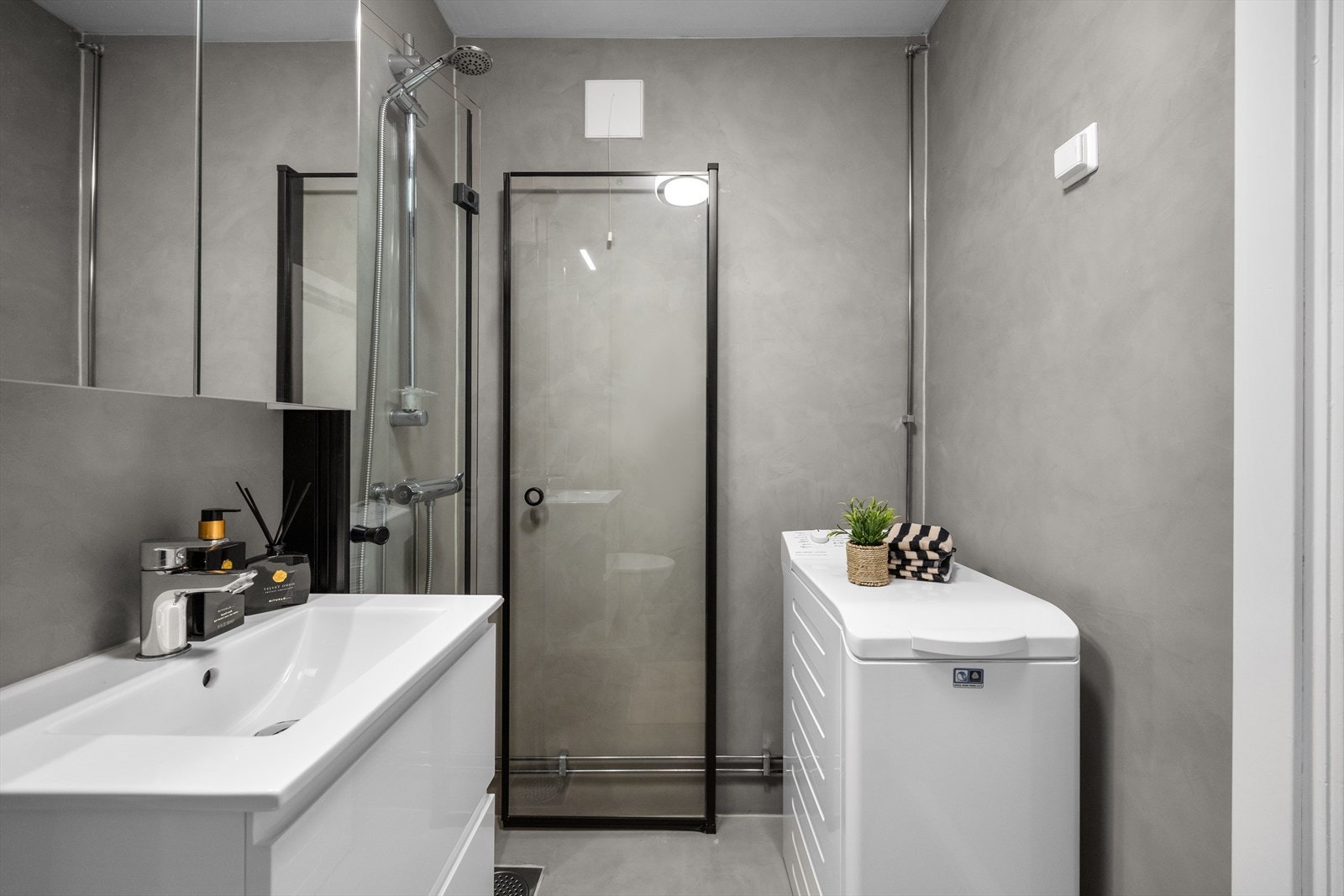 I 2020 ble badet oppgradert med mikrosement, forkrommet kobberrør, servantinnredning, speilskap, vannklosset, dusjgarnityr og innfellbar glassdør. Det er opplegg til vaskemaskin på baderommet, samt fellesvaskeri i borettslaget. Galleribilde