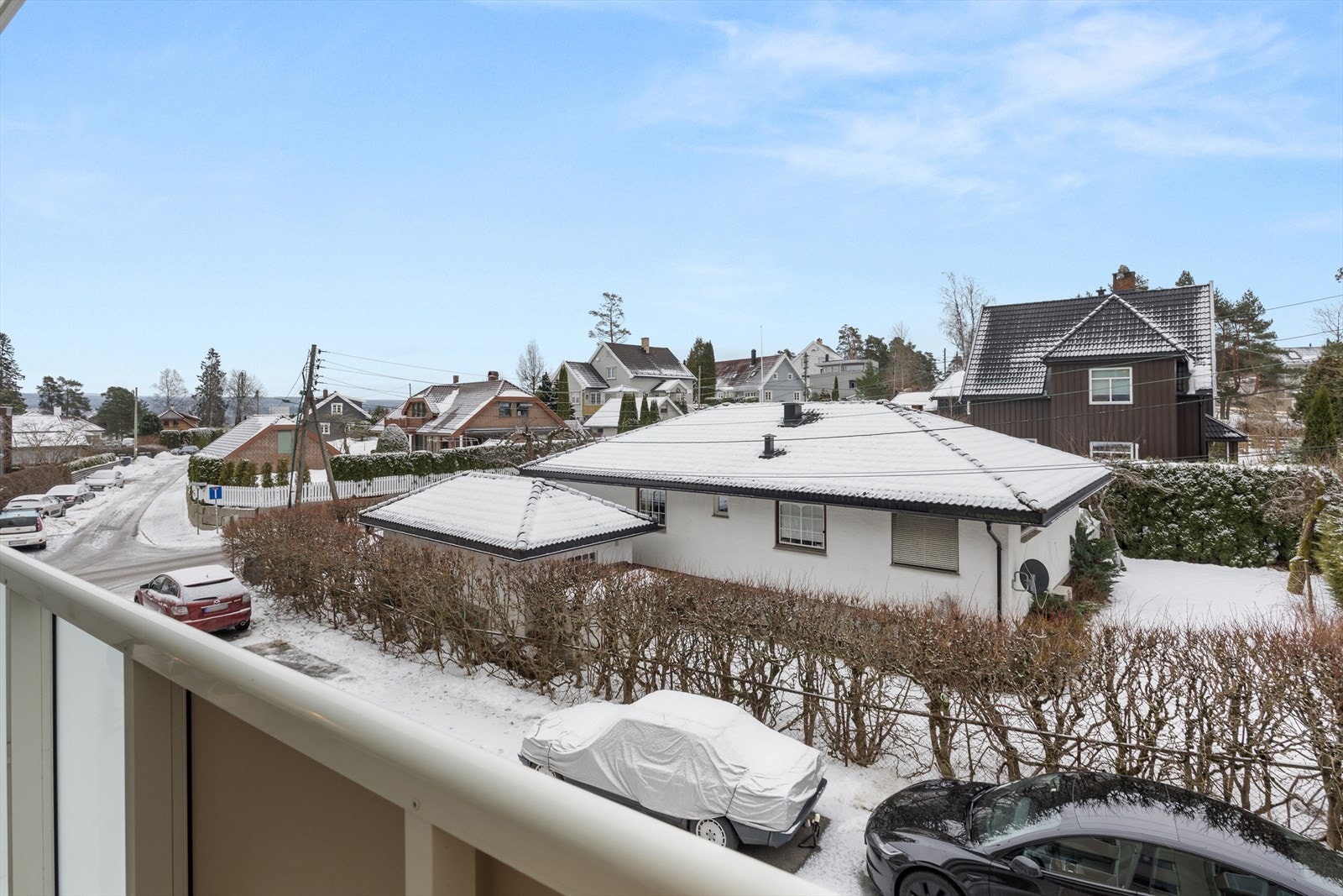 Balkongen byr på gode solforhold mot syd, lite innsyn og flott utsyn mot villaområdet. Galleribilde