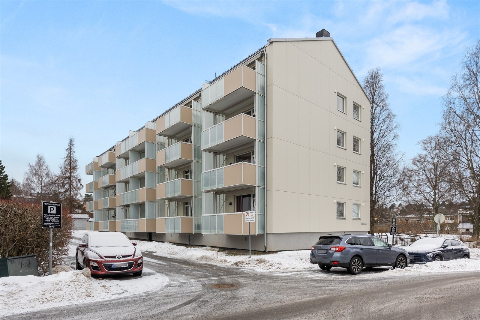 Attraktiv intern beliggenhet i borettslaget, vendt ut mot trivelig villabebyggelse. Et veletablert og attraktivt boområde i idylliske, grønne omgivelser. Galleribilde