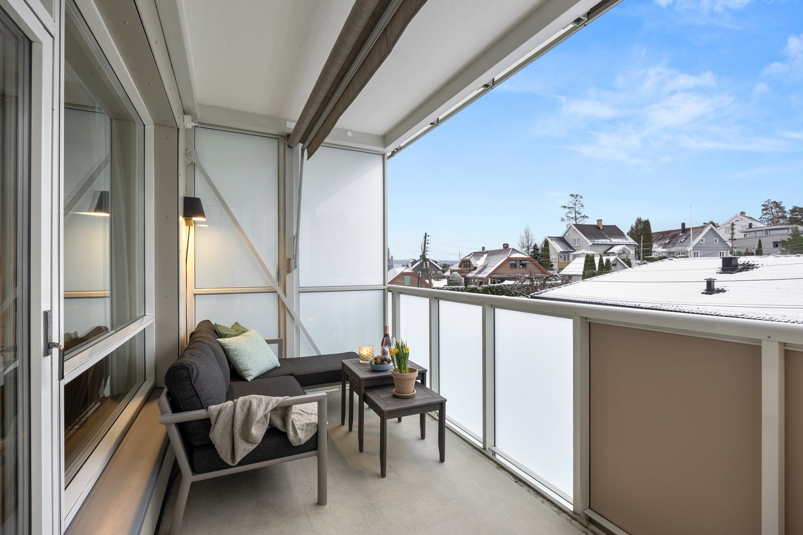 Boligen har en meget attraktiv intern beligget i borettslaget med balkong-siden vendt ut mot villabebyggelse og soverommene vendt ut mot bakgård. Galleribilde