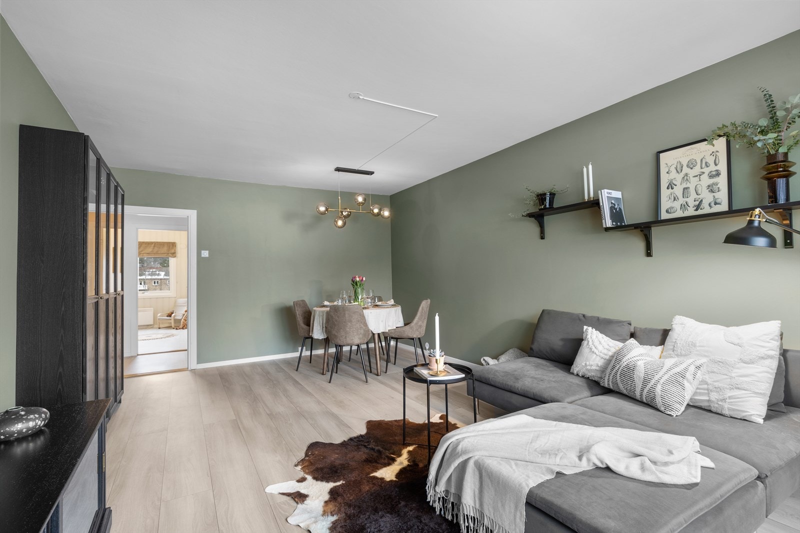 Stuen er romslig med god plass til det du måtte ønske av spisebord og sofa med tilhørende tv-møblement. Galleribilde