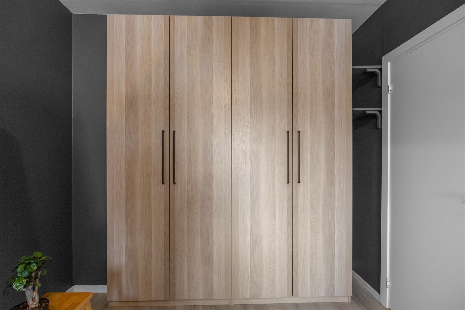 Det er også innredet med stort garderobeskap. Galleribilde