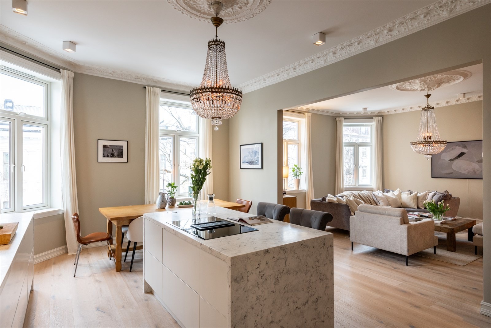 Generøs takhøyde på over 3 meter og store vindusflater gir en lys og luftig atmosfære. Galleribilde