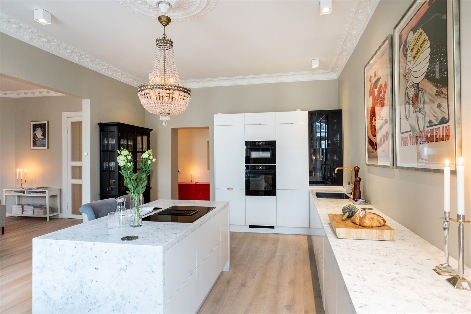 Integrerte hvitevarer bestående av induksjonstopp med nedfelt kullfiltervifte, stekeovn, ovn med mikrofunkjson, oppvaskmaskin, kjøle- og fryseskap samt vinskap. Galleribilde