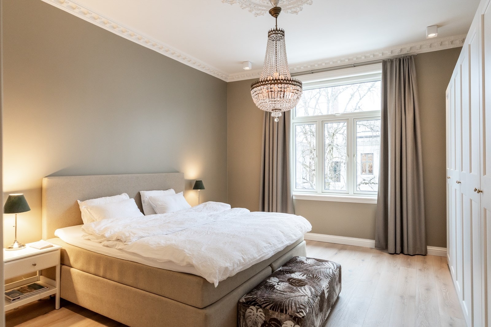 Romslig hovedsoverom med plass til stor dobbeltseng og nattbord. Galleribilde