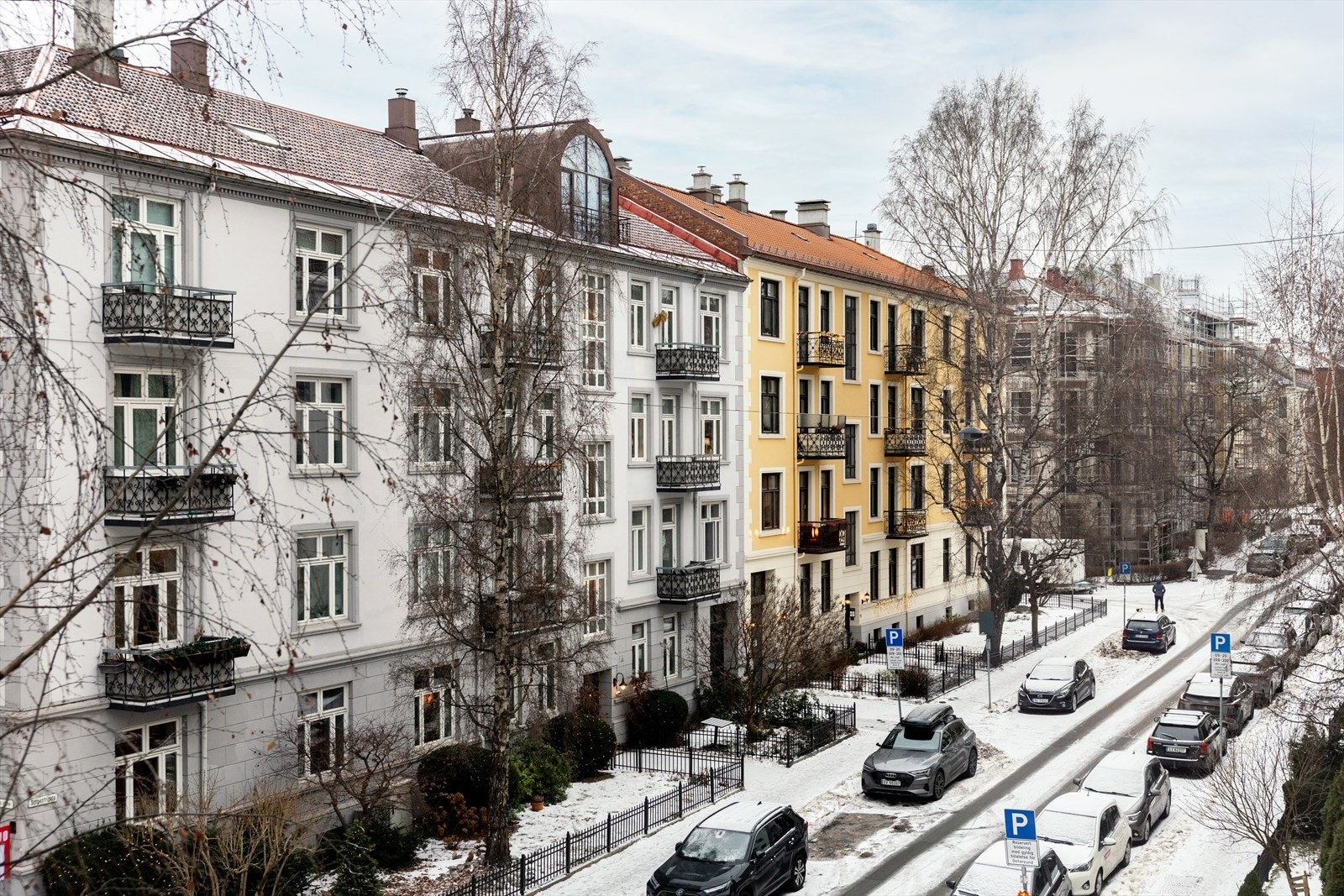 Idyllisk utsikt over nabolaget, vendt mot enveiskjørt gate. Galleribilde