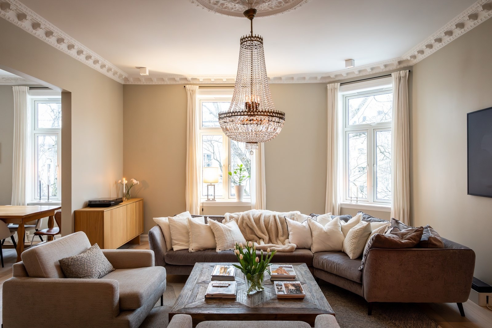 Takhøyden er målt til over 3 meter, med vakker stukkatur, rosett med lampeoppheng samt downlights i himling. Galleribilde