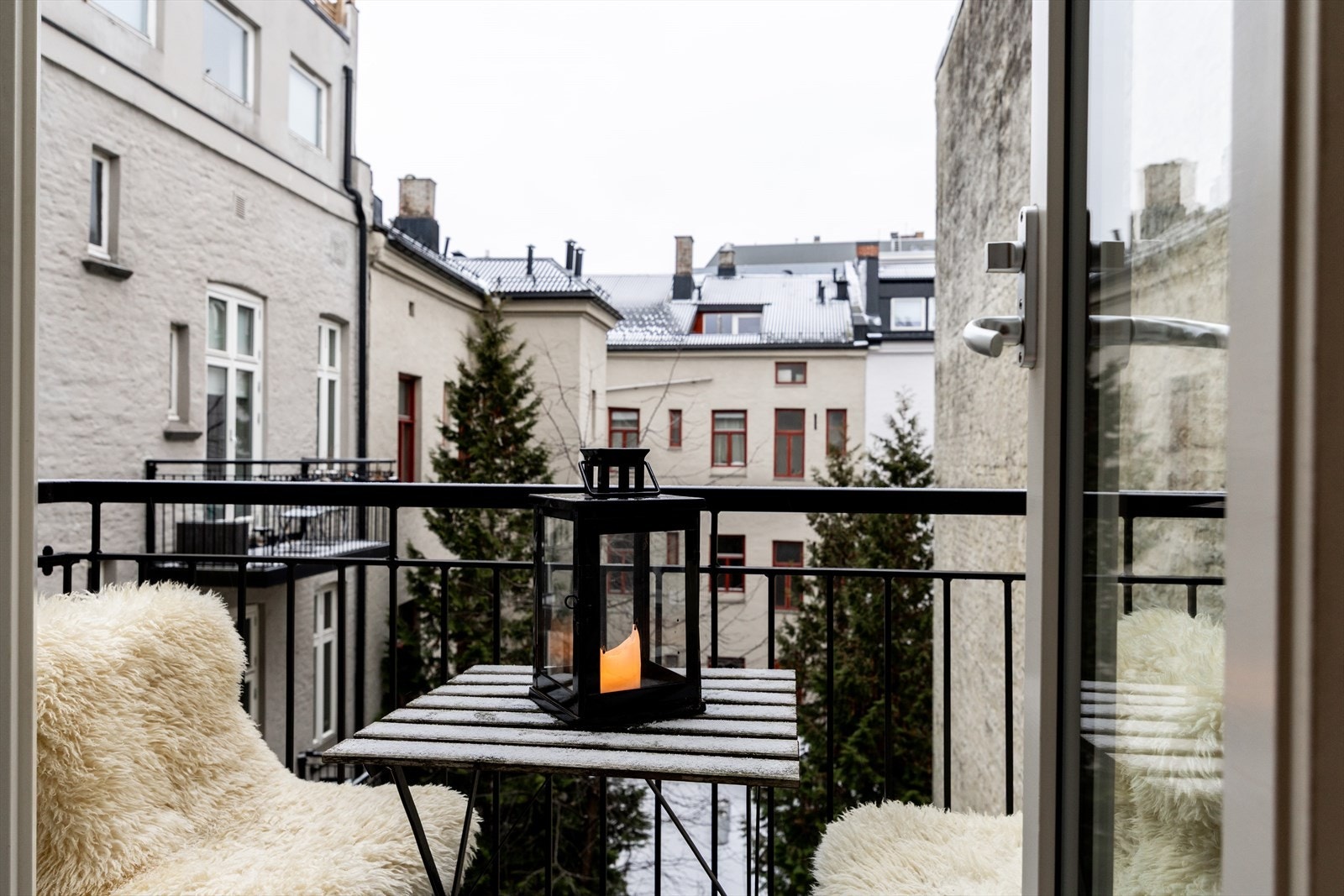 Balkongen vender mot hyggelig bakgård. Galleribilde