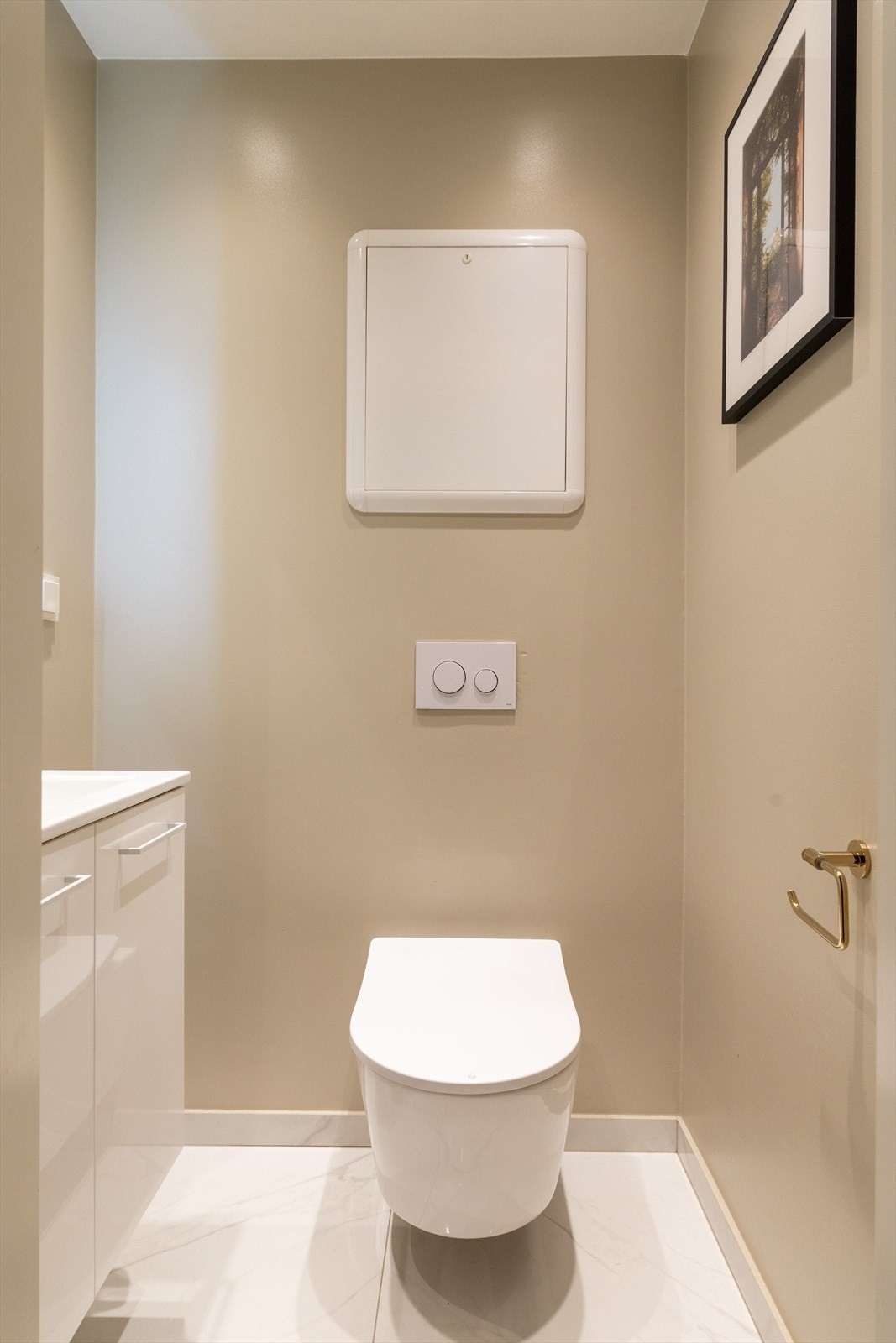 Separat toalett med flislagt gulv og varmekabler. Galleribilde