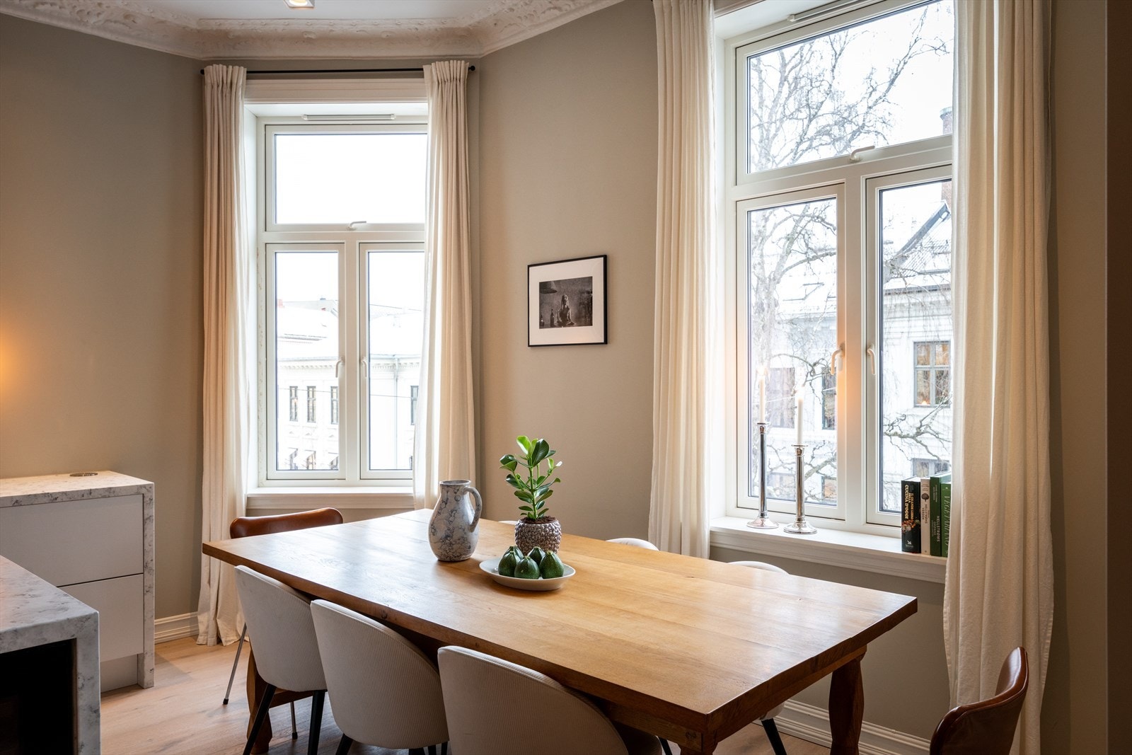 I tillegg er det god plass til spisebord ved vinduet. Galleribilde