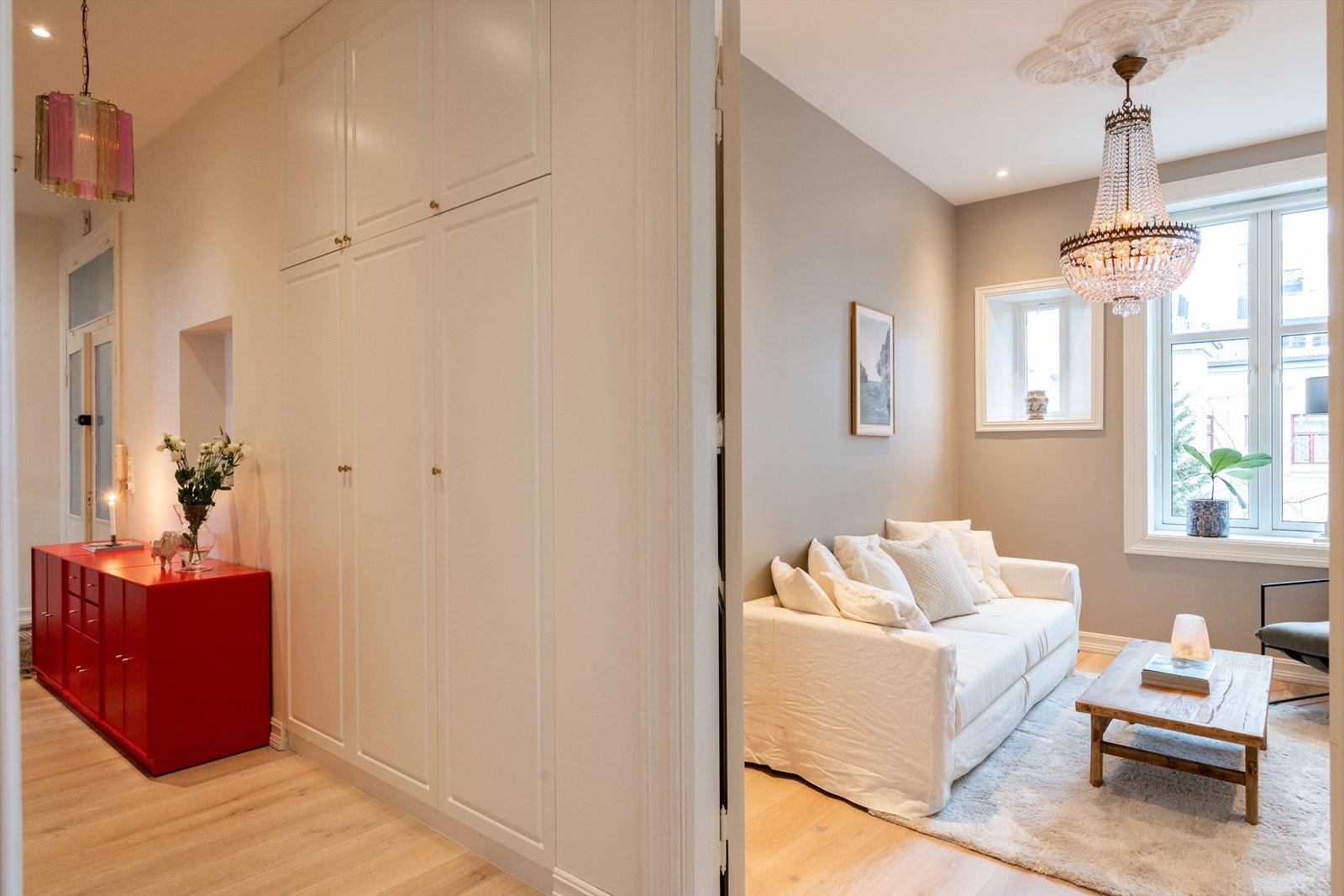 Plassbygget garderobeskap med profilerte fronter gir god oppbevaring av yttertøy og sko. Galleribilde