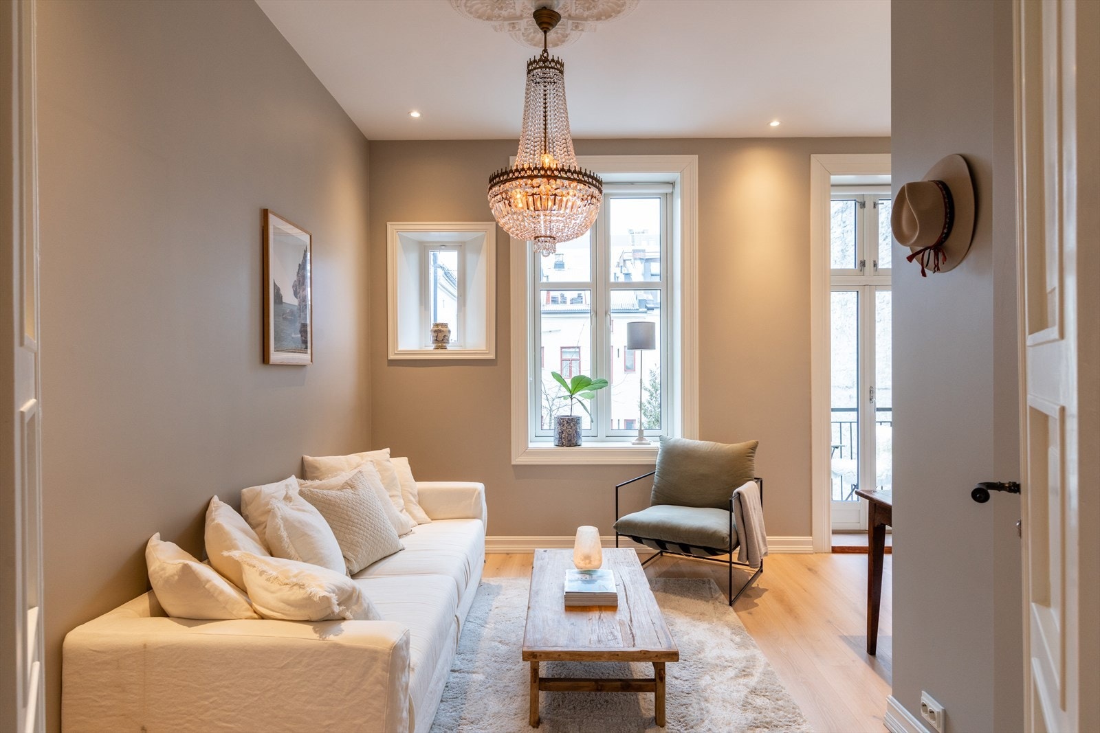 Bibliotek som kan brukes som ekstra stue, kontor eller soverom. Galleribilde