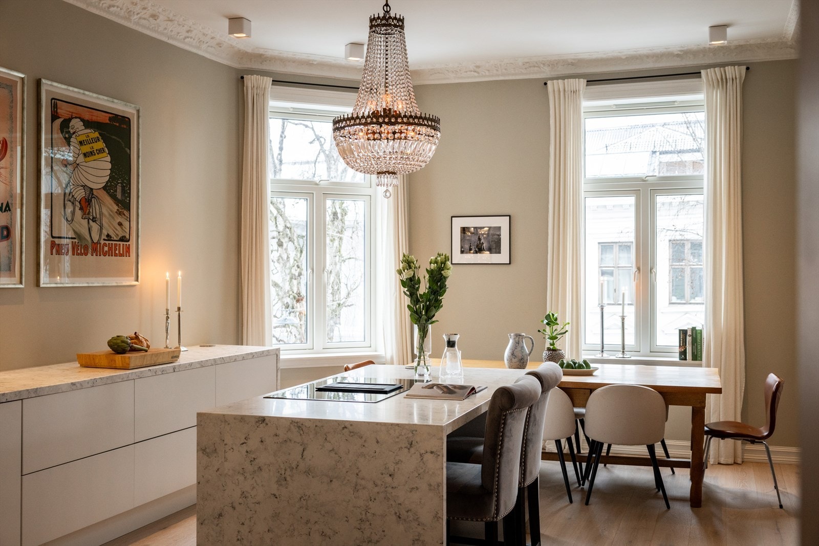 Det er lagt eksklusiv 1-stavs parkett med varmefolie i samtlige rom, kombinert med elegante fløydører, stukkaturer og rosett. Galleribilde