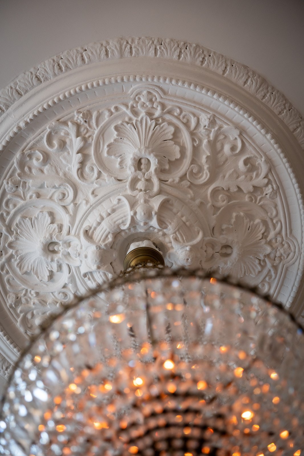 Originale stukkatur, rosett og downlights i himling. Galleribilde