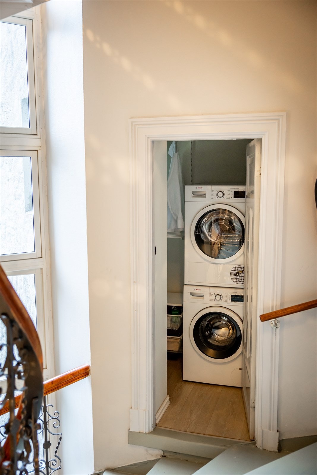 Tilhørende bod i trappeoppgang. Det er etablert opplegg for vaskemaskin med vann, avløp, lufting av avløpsrør og vannstoppsystem. Rommet har panelovn for oppvarming samt opphengningsmuligheter. Galleribilde