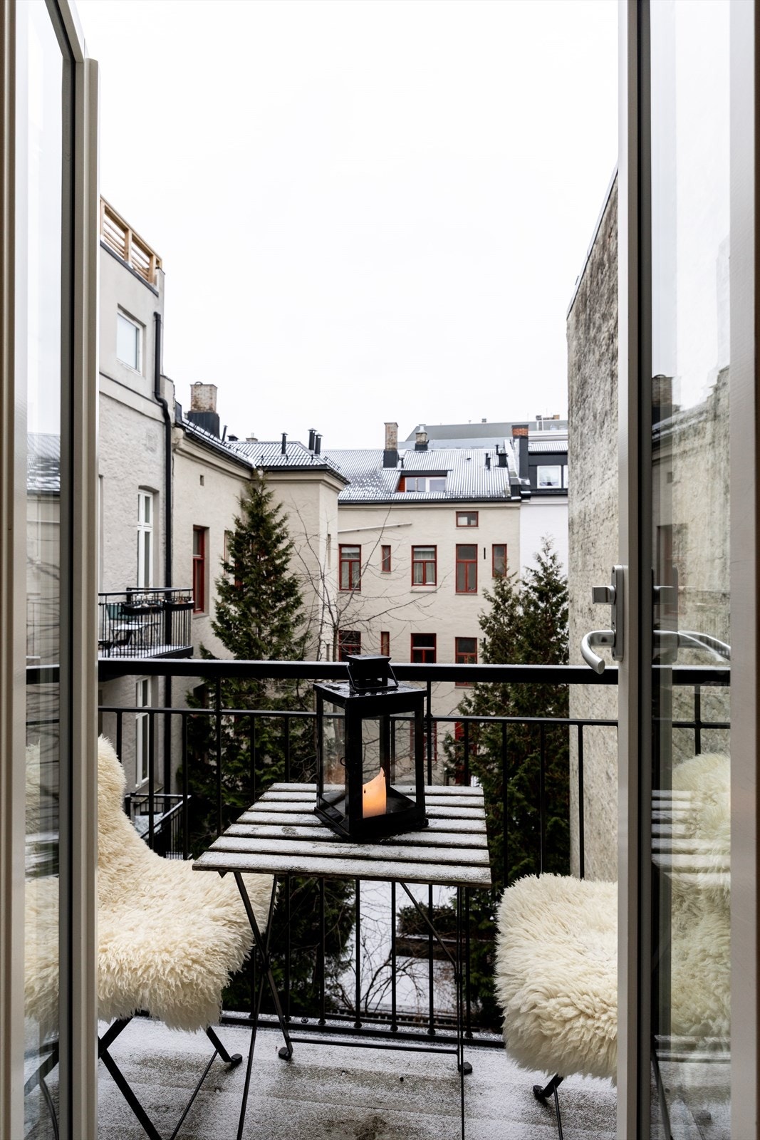 Fra rommet er det utgang til en herlig balkong. Galleribilde