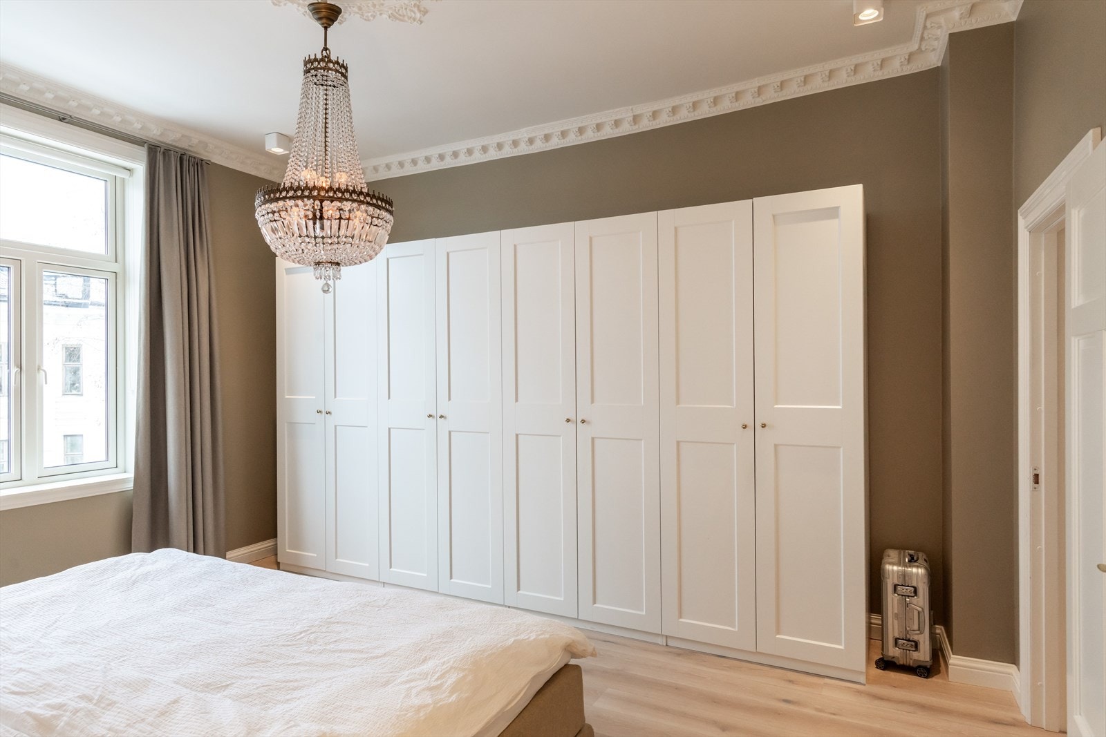 Stort garderobeskap med profilerte dører gir rikelig med oppbevaringsplass. Galleribilde