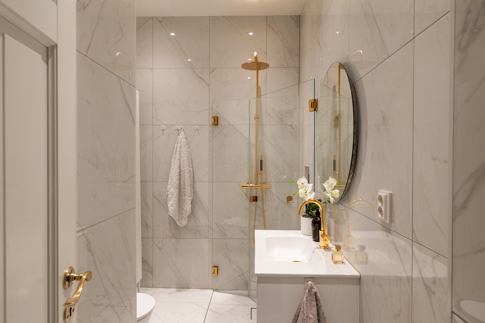 Delikat og moderne flislagt bad med varmekabler i gulv. Galleribilde