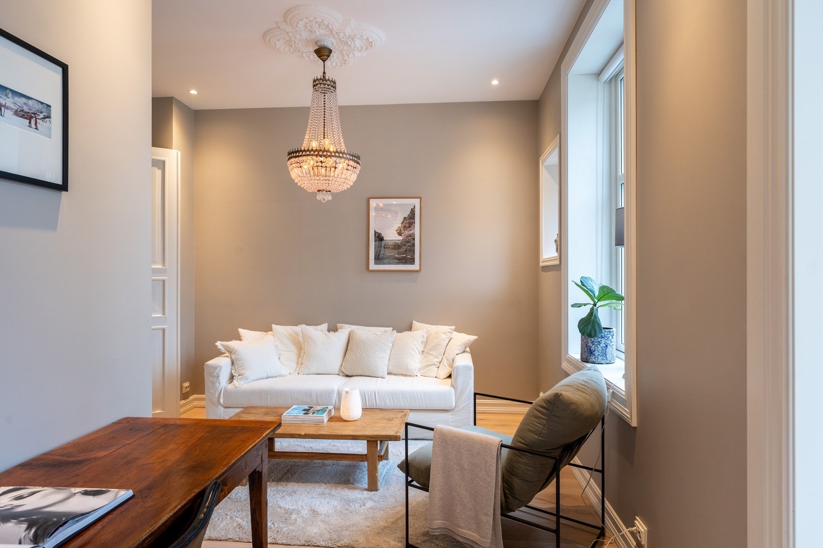 Rosett med lampeoppheng og downlights i himling. Galleribilde