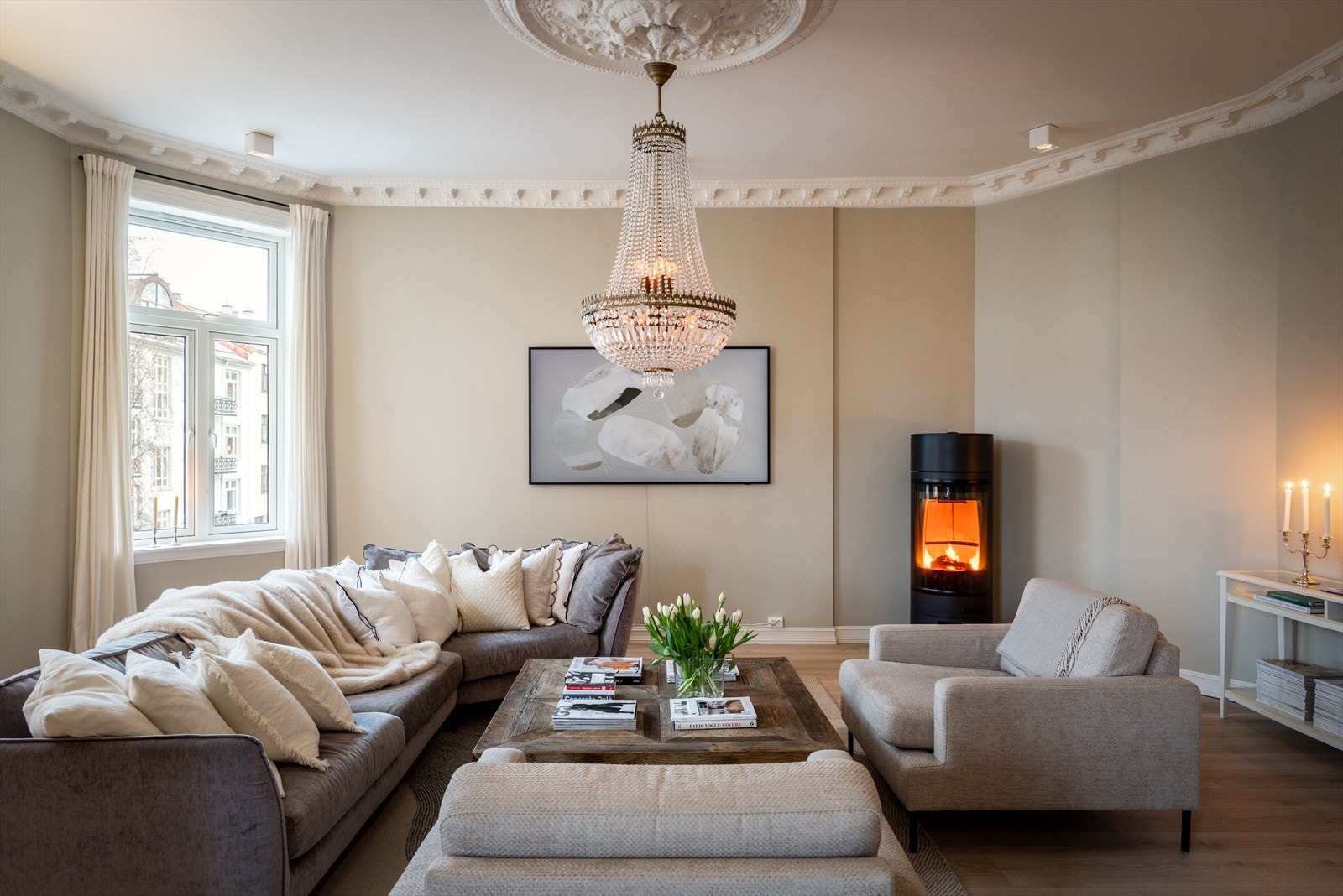 Meget romslig og innbydende stue med plass til stor sofagruppe og øvrig møblement. Galleribilde