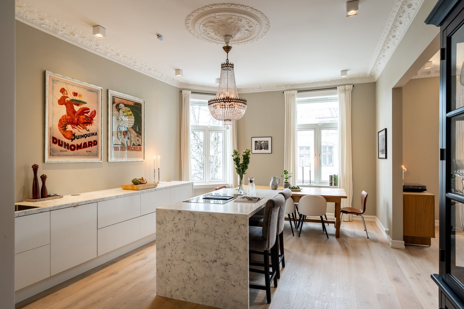 Kjøkken fra Epoq med hvite, slette fronter og benkeplate i kompositt med underlimt vask og ettgreps blandebatteri i messing fra Tapwell. Galleribilde