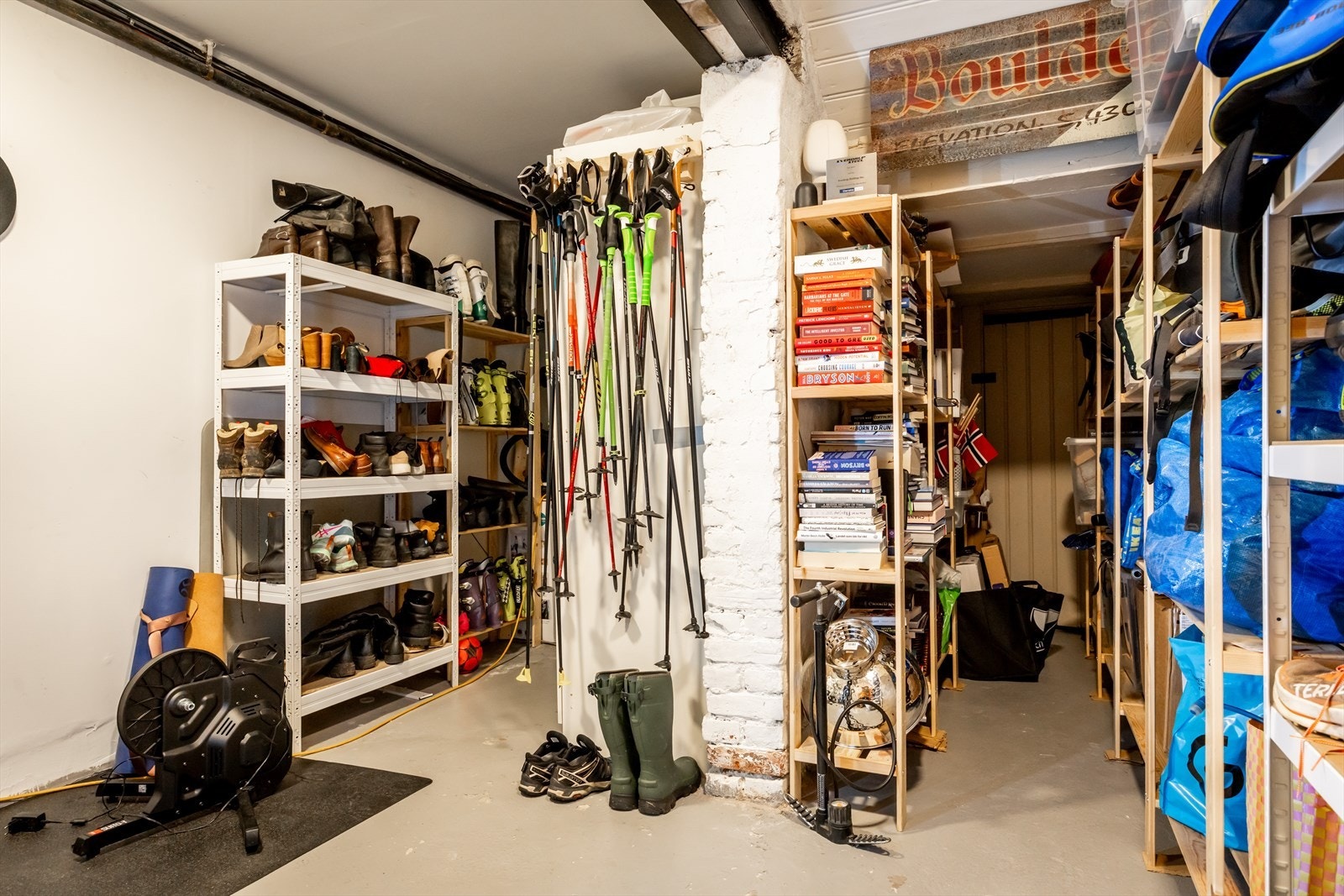 Stor kjellerbod som kan brukes til alt av oppbevaring. Galleribilde