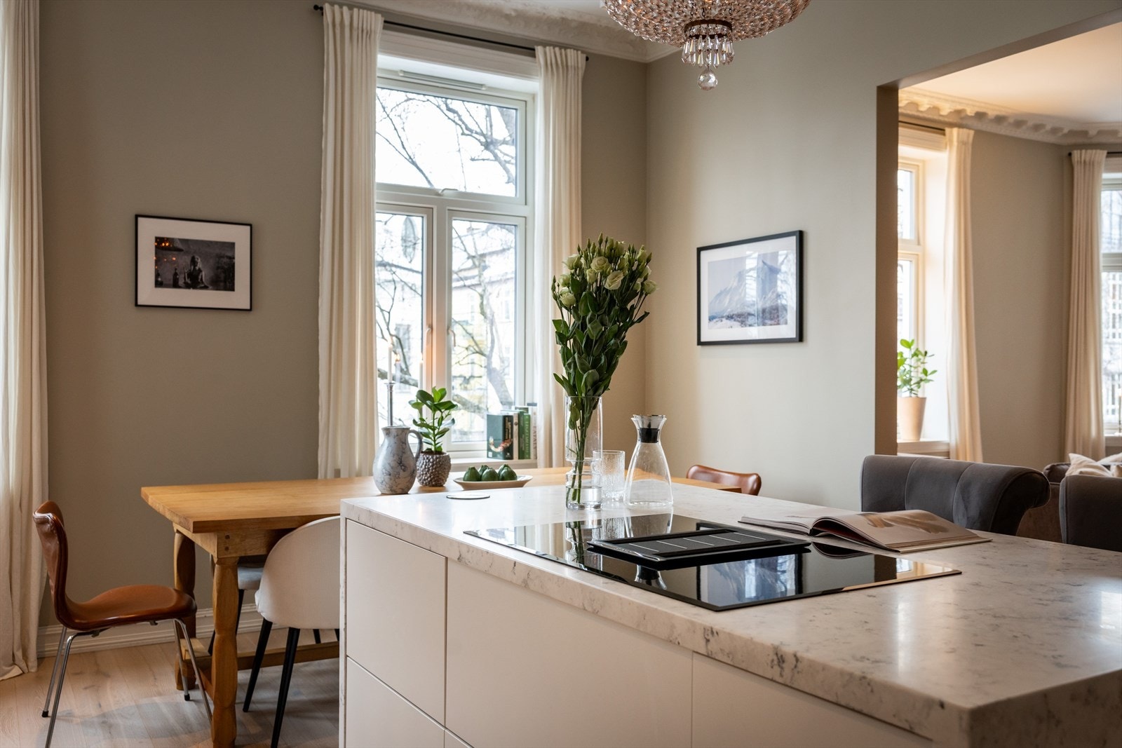 Det er plass til barstoler ved kjøkkenøyen. Galleribilde