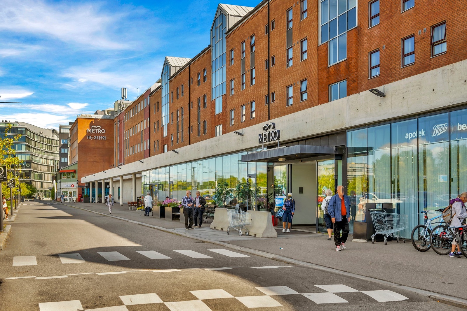 Leiligheten ligger som bakerste og siste blokk i prosjektet, med balkong vendt mot parkområde og gangvei. Galleribilde
