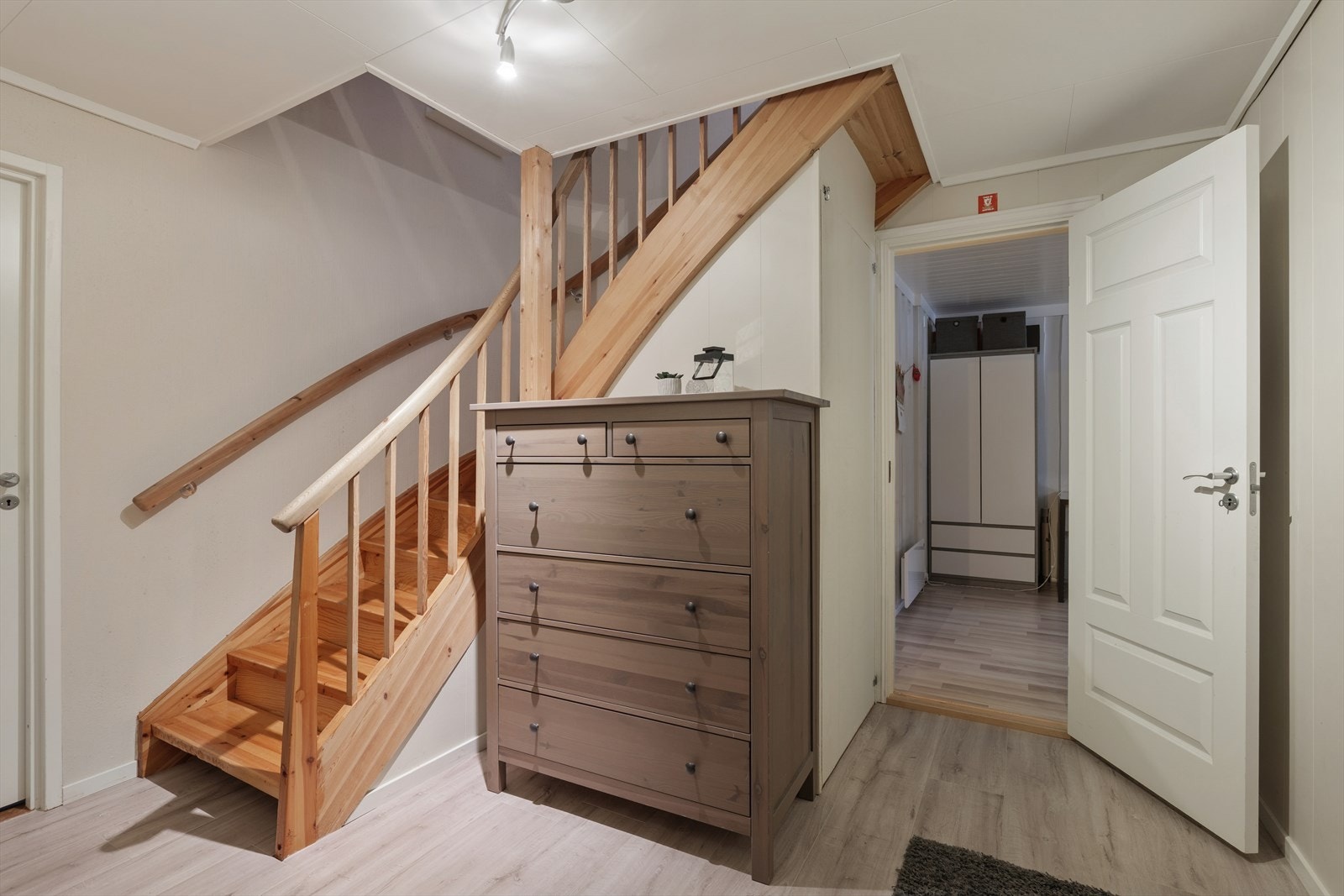 Kjeller har både innvendig og utvendig adkomst til stort trapperom. Galleribilde