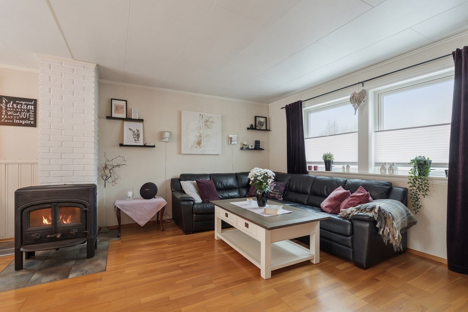 Stua er enkel å møblere med store møbler. Galleribilde