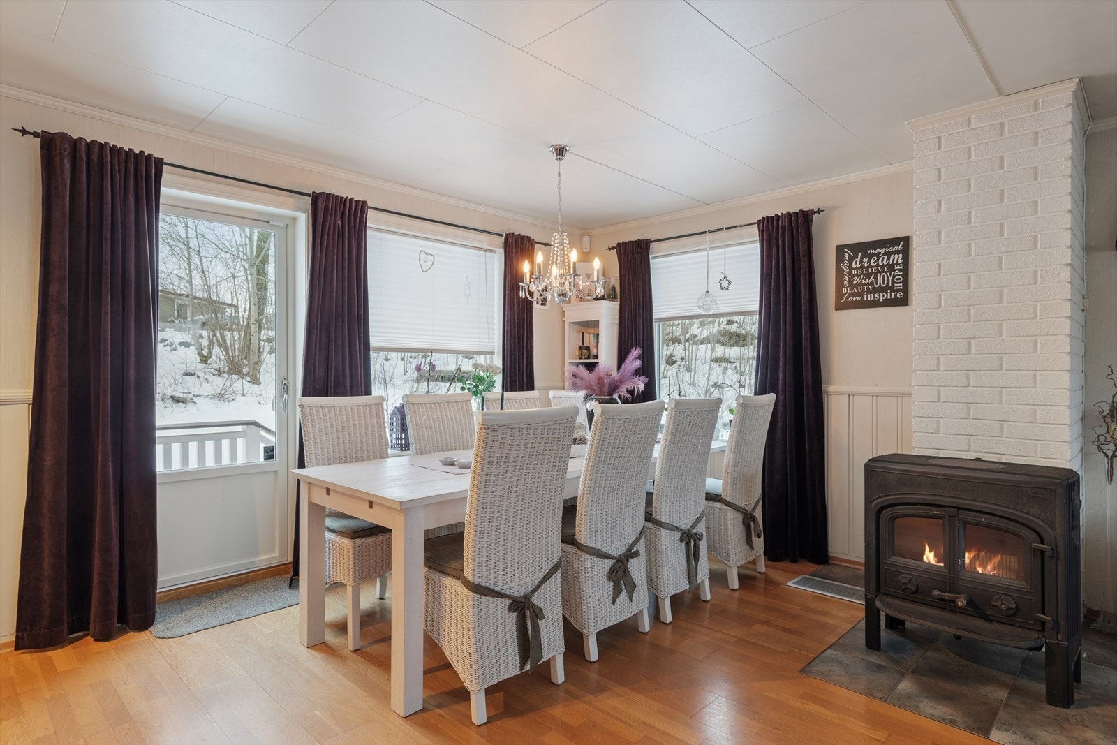 Fra stua er det utgang til hagen mot vest. Galleribilde