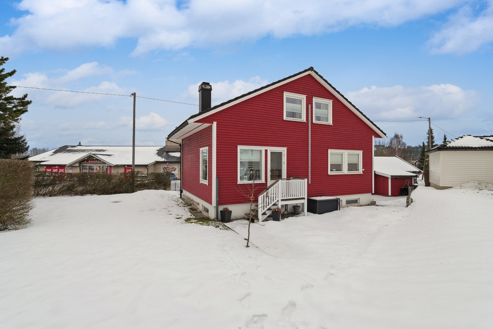 Her ses hagen og fasaden mot vest og nord. Taket ble fornyet i 2017, de fleste vinduer er skiftet ut og sørveggen fikk ny kledning i 2016. Galleribilde