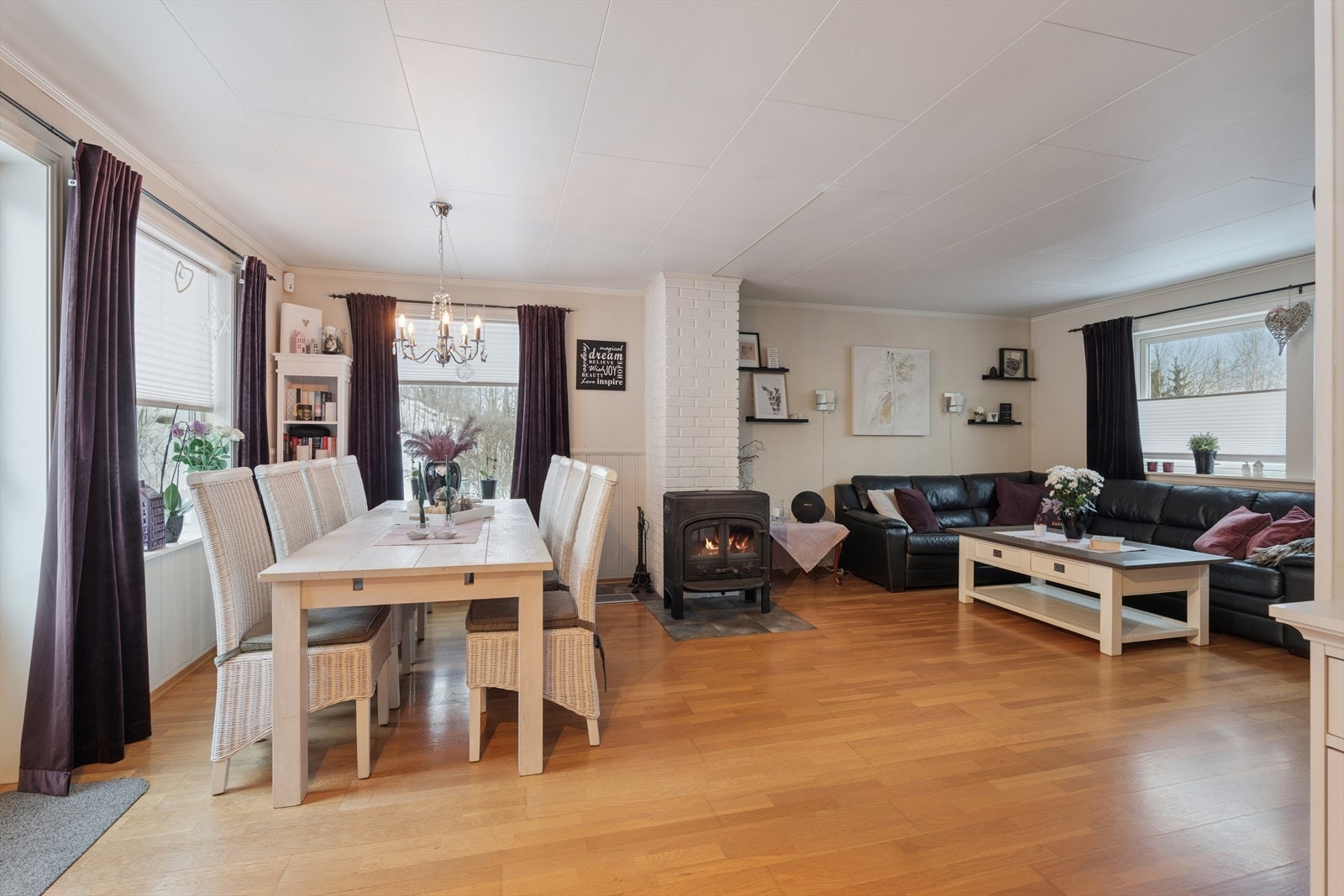 Spisestue med utsyn mot hageområde gir et hyggelig samlingspunkt. Galleribilde