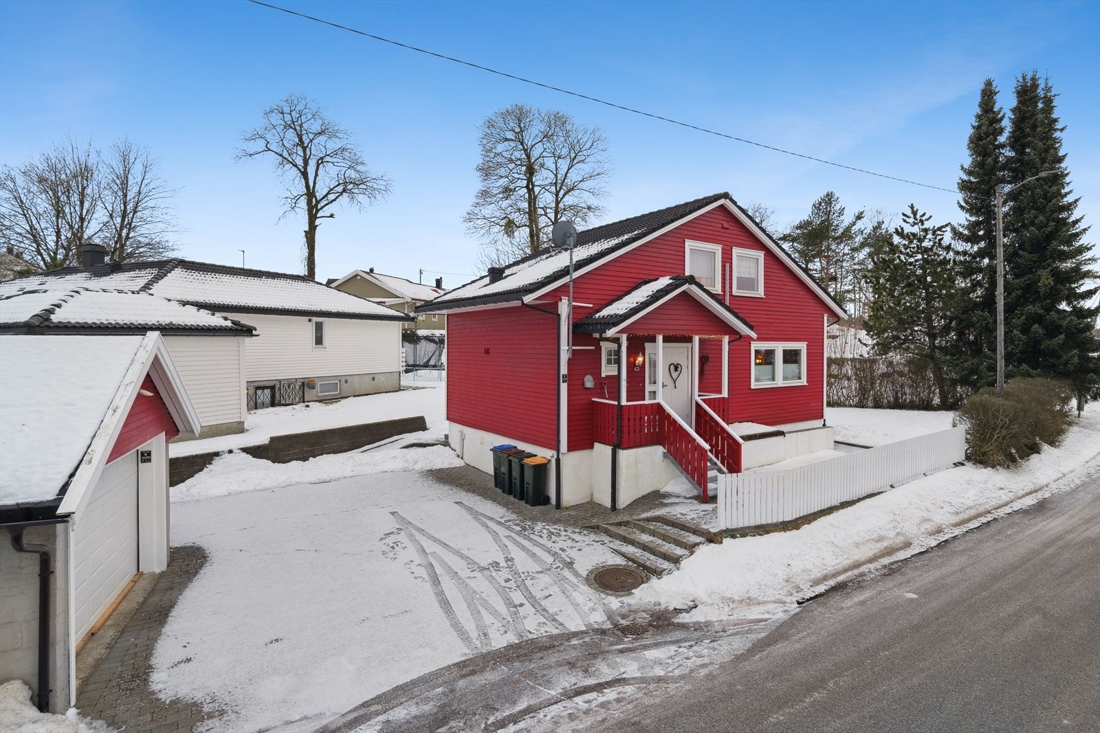 Eiendommen har en romslig og steinsatt gårdsplass med plass til flere biler. Galleribilde