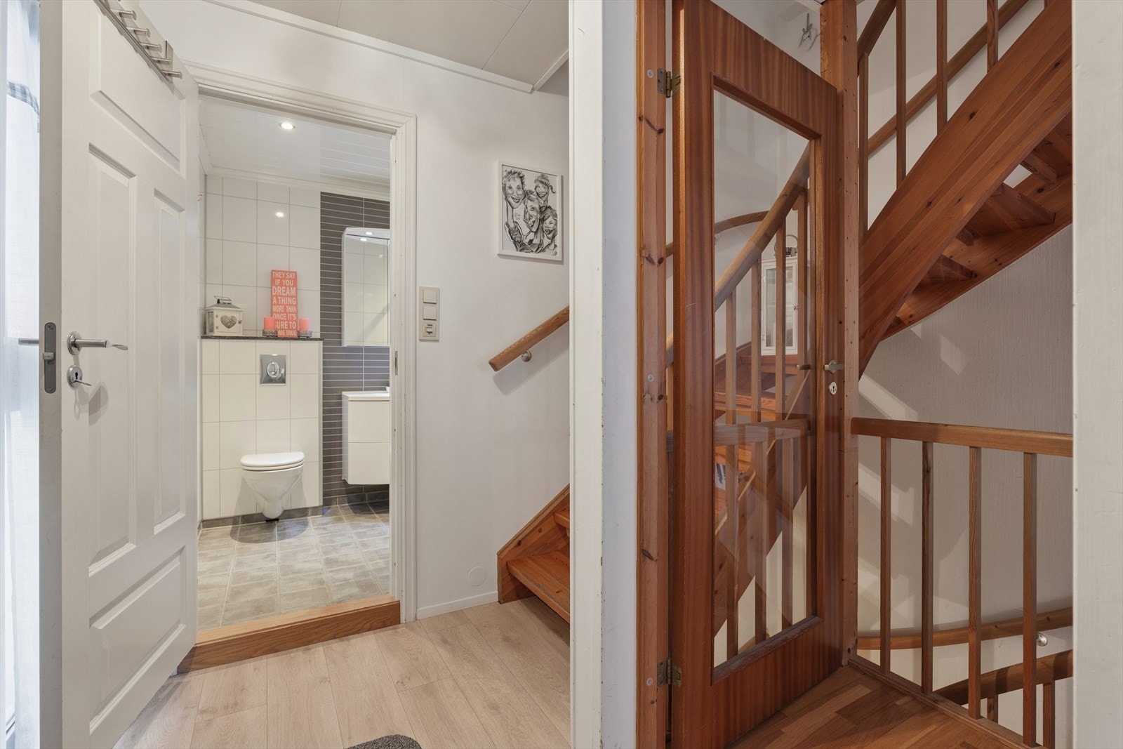 Entré/gang i 1. etasje med praktisk adkomst til badet. Galleribilde