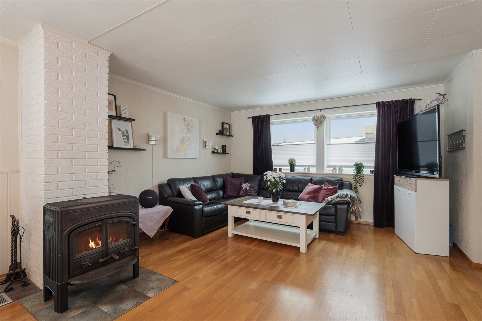 Romslig og lys stue med vedovn. Galleribilde