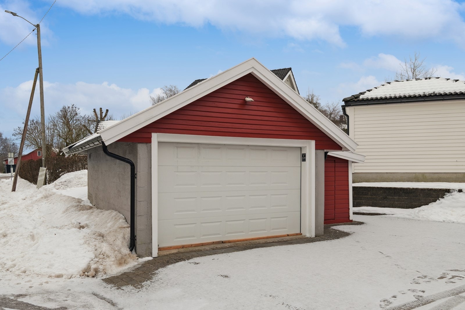 Garasje på 25 kvm med elektrisk port. Galleribilde