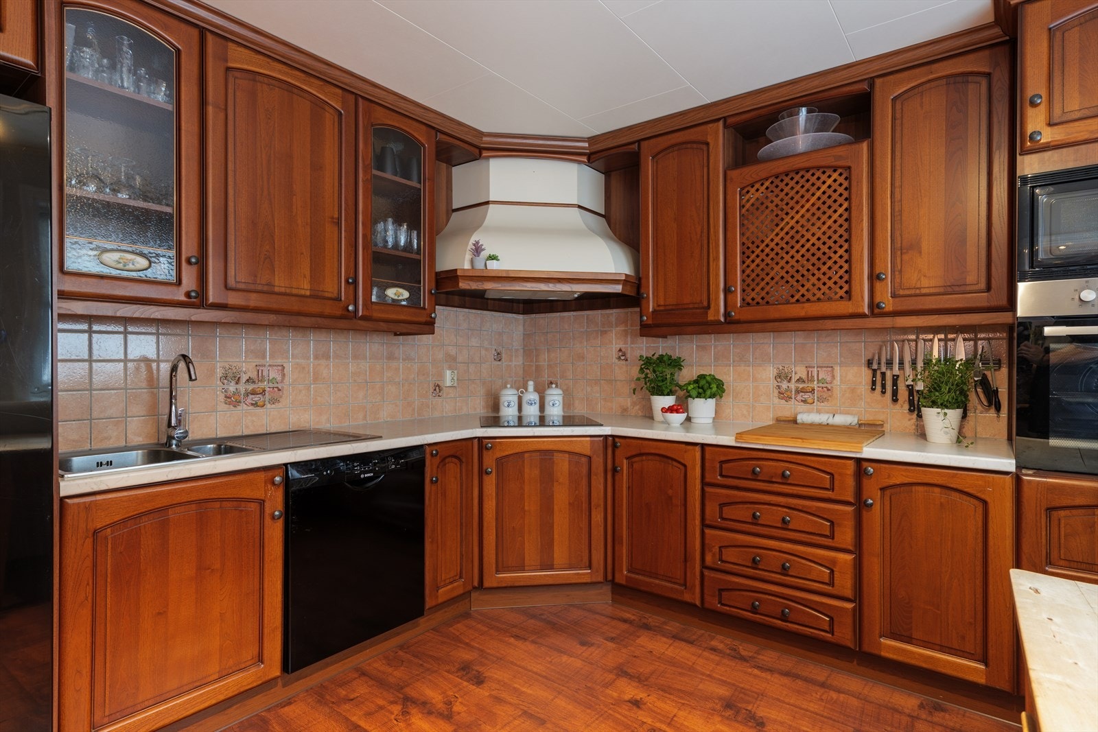 Kjøkkenet har profilerte fronter fra Italian design, laminat benkeplate og fliser mellom over- og underskap. Galleribilde