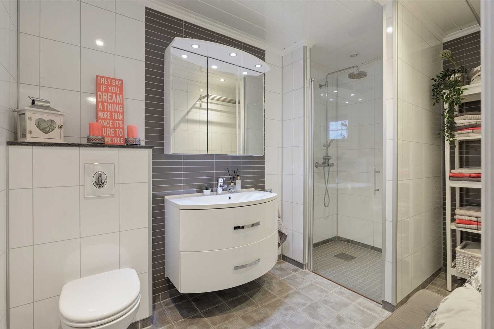 Badet i 1. etg er fra 2011 og holder god standard. Galleribilde