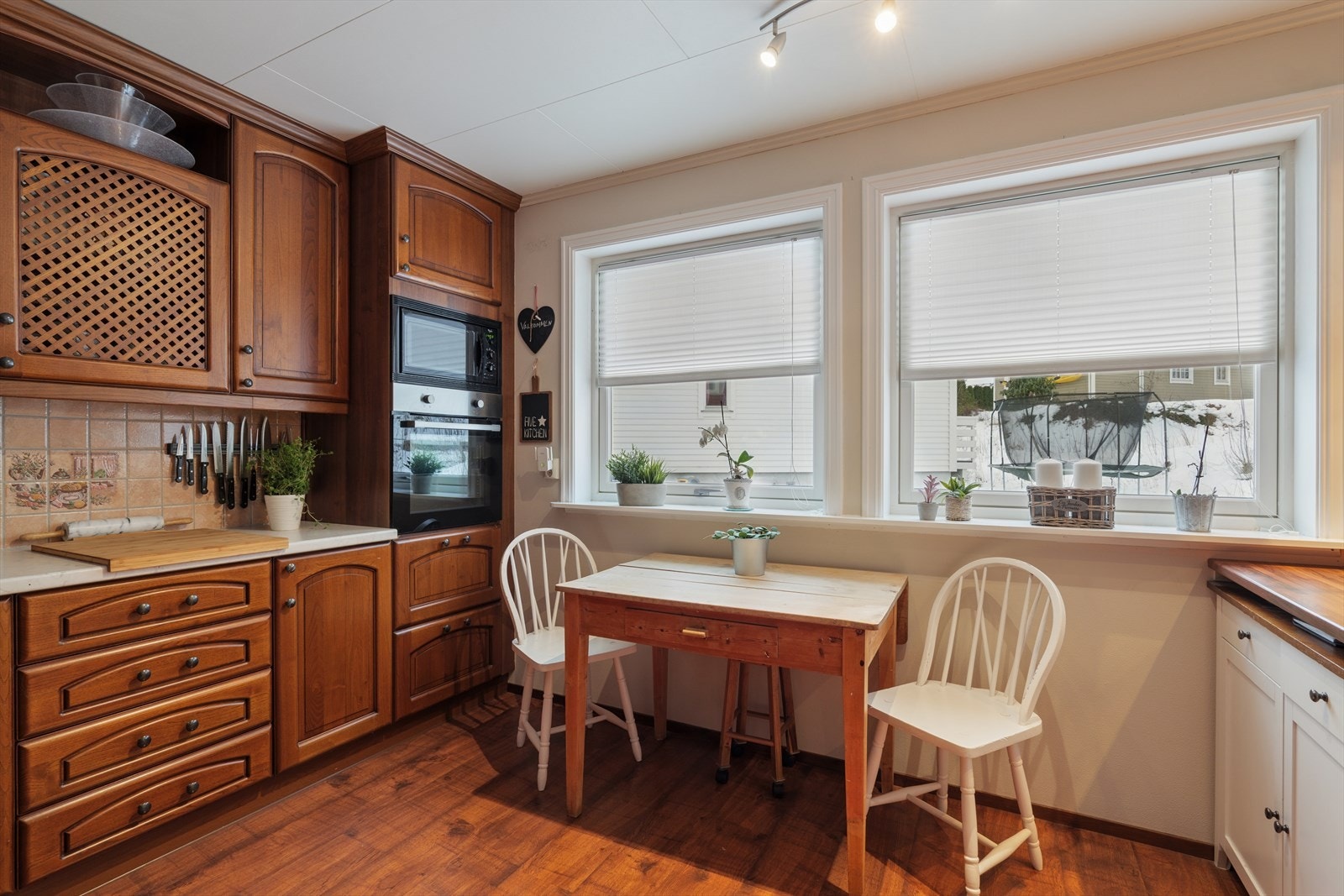 Hyggelig spiseplass ved kjøkkenvinduet. Galleribilde