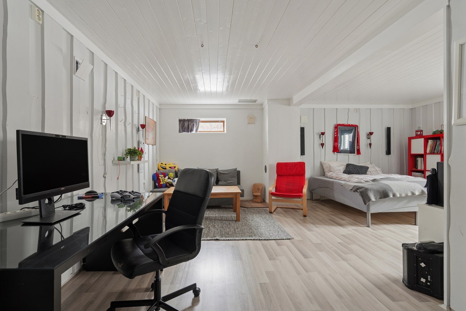 Her er det god plass til kontormøbler, sofa, seng m.m. Galleribilde