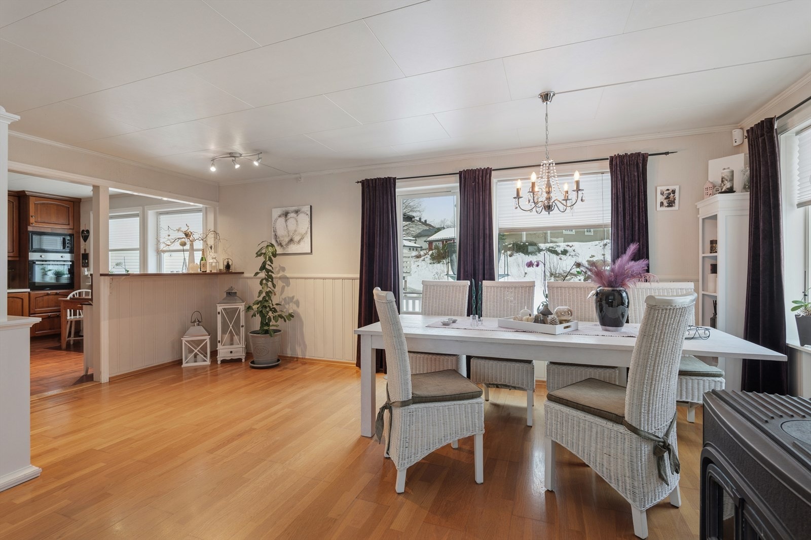 Her er plass til langbord og flere oppbevaringsmøbler. Galleribilde