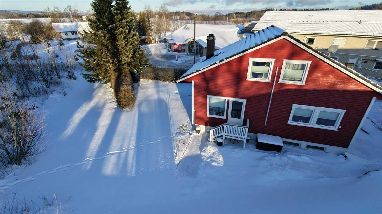 Koselig hage som strekker seg fra sydvest til nord - her får du sol gjennom det meste av dagen i sommerhalvåret. Galleribilde